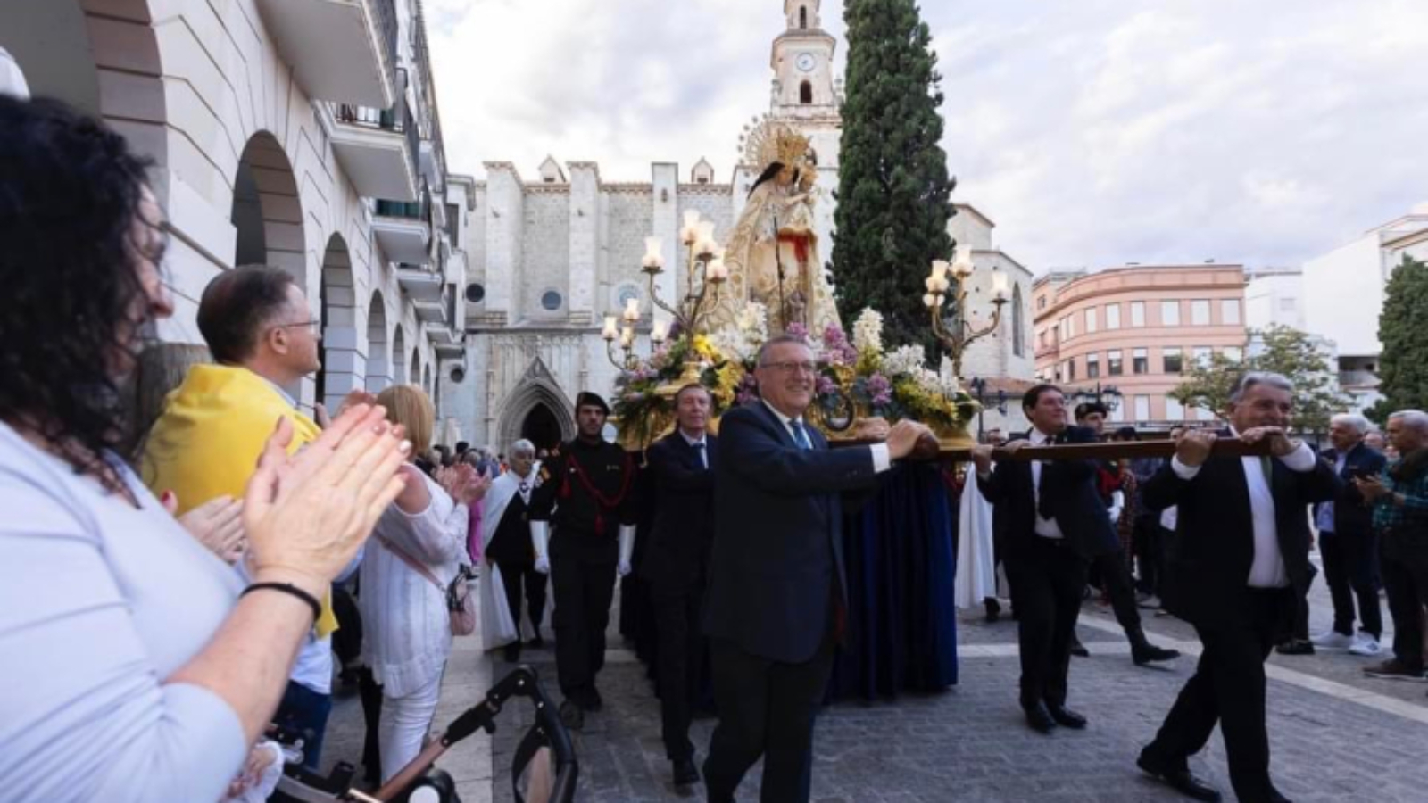 Gandia arropa a su patrona la Mare de Déu dels Desamparats